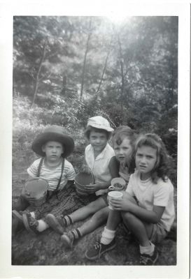 BerryPicking1
This set was in a photo envelope for B Hodgins
