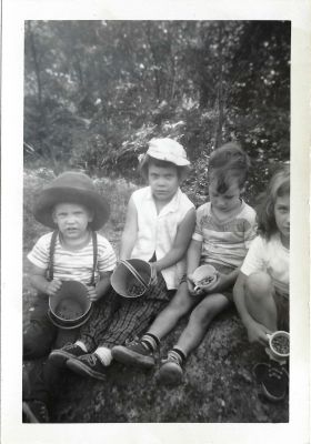 BerryPicking7
This set was in a photo envelope for B Hodgins
